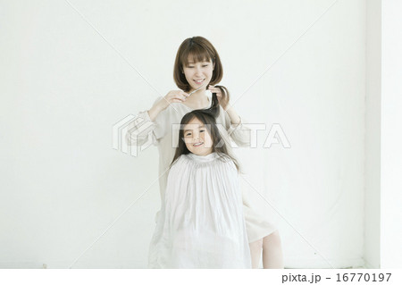 カットしている女性 カットしている女性 16770197
