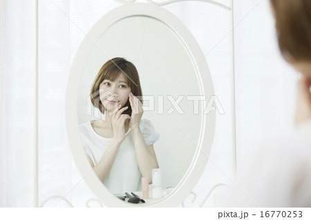 メイクする20代女性 16770253