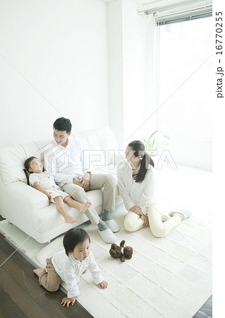 リビングで遊ぶ親子 リビングで遊ぶ親子 16770255