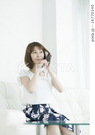 スタイリングしている20代女性 16770340