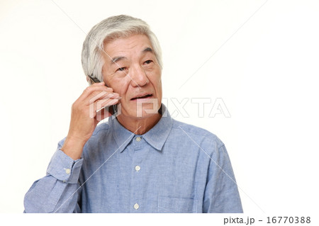 スマホで電話をする高齢者 16770388