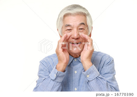 よびかける高齢者 よびかける高齢者 16770390
