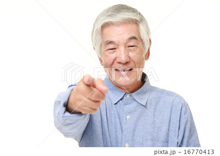 決断する高齢者 16770413