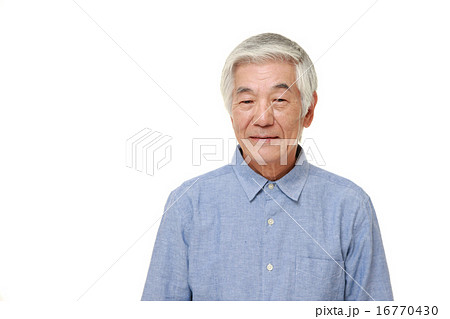 ニコニコする高齢者 ニコニコする高齢者 16770430