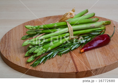 Raw asparagus Raw asparagus 16772680