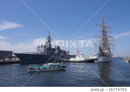「掃海母艦・うらが」と接岸する「帆船・日本丸」 「掃海母艦・うらが」と接岸する「帆船・日本丸」 16774783