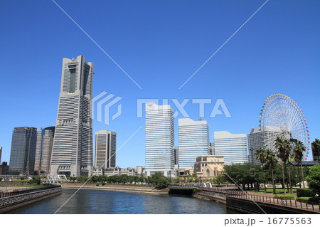 横浜ランドマークタワーとクイーンズスクエア横浜とよこはまコスモワールド 16775563