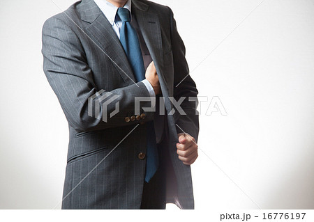 スーツの内ポケットに手を入れる男性の写真素材
