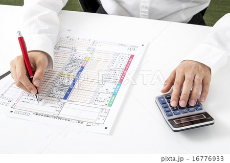 女性　手元　パーツ　確定申告　税金　納税　還付金　個人事業主　ホワイトバック　白背景　税務署　お金 16776933