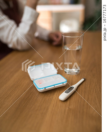 女性と薬 16777173