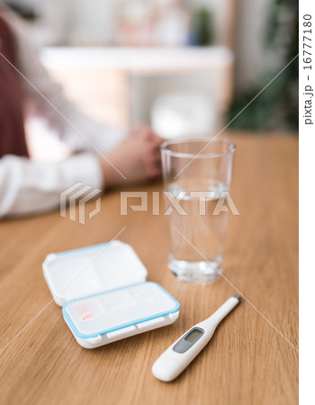 女性と薬 女性と薬 16777180