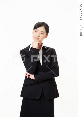 考える就職活動の女性 考える就職活動の女性 16777535