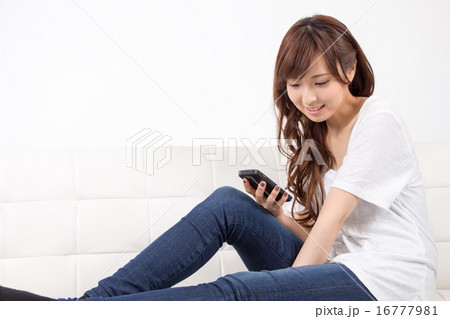 スマフォを見る女性 16777981