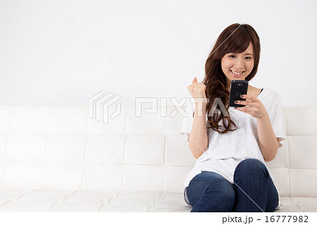 スマフォを見る女性 16777982