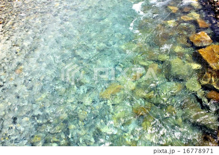 信州北アルプス上高地の澄んだ流れ梓川 信州北アルプス上高地の澄んだ流れ梓川 16778971
