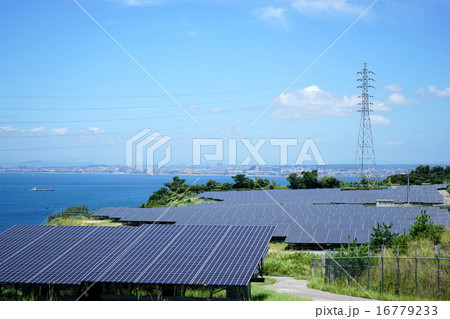 ソーラーパネルが並ぶ巨大な太陽光発電所 / Large solar park 16779233