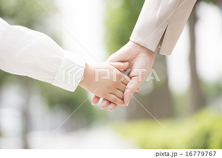 親子の手元 16779767