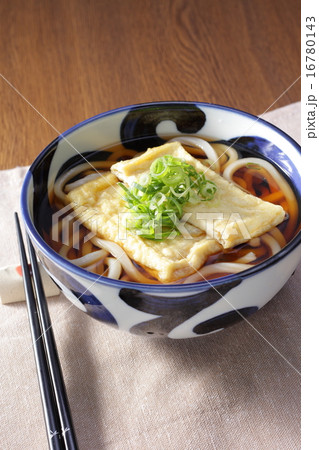 テーブルのきつねうどん　縦構図 16780143