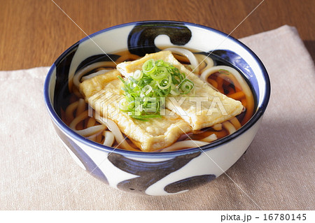 テーブルのきつねうどん 16780145