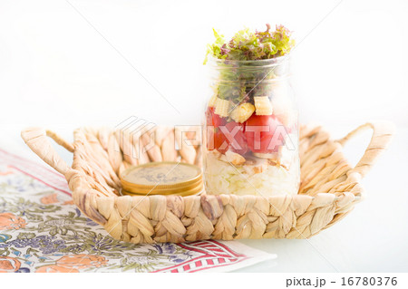 新鮮な野菜で作ったジャーサラダ 新鮮な野菜で作ったジャーサラダ 16780376