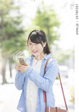 スマホを持つ大学生　 16780387