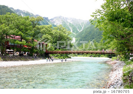 信州上高地、梓川の河原から観光名所かっぱ橋と穂高連峰を望む 16780705