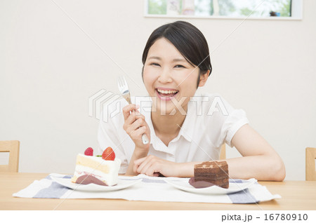 ケーキと女性 16780910