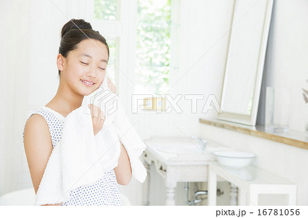 タオルで顔を拭く10代の女の子 タオルで顔を拭く10代の女の子 16781056