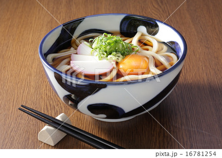 テーブルの月見うどん テーブルの月見うどん 16781254