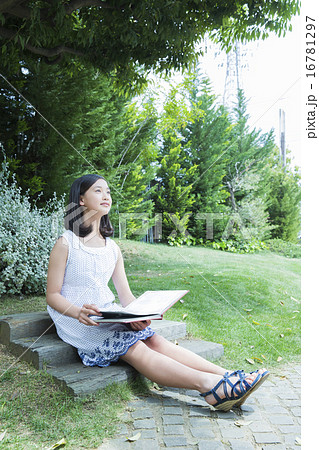 ポートレート　小学生の女の子 16781297