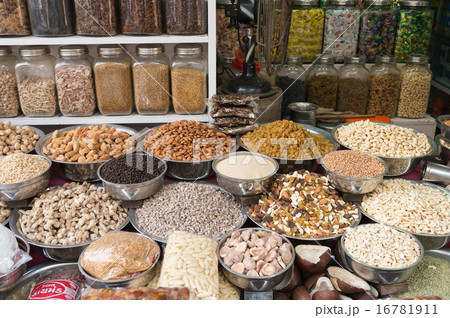インド アーメダバード スパイス 乾物屋の店頭 インド アーメダバード スパイス 乾物屋の店頭 16781911