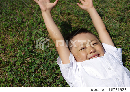 芝生で寝ころぶ子ども 16781923