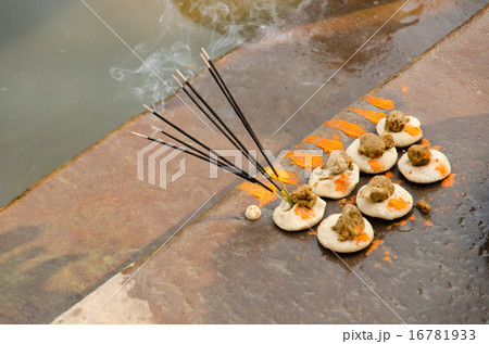 インド　ヴァーラーナスィー　ガンジス川のお供え 16781933