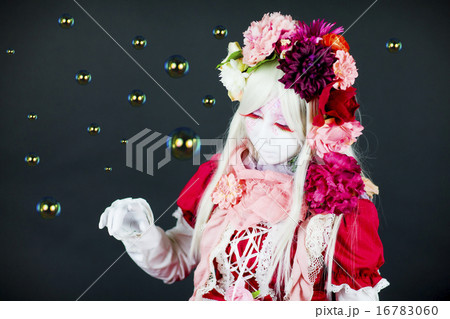 黒い背景の前でポーズをとるゴシックロリータファッションの若い女性 黒い背景の前でポーズをとるゴシックロリータファッションの若い女性 16783060