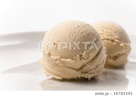 Creme brulee coffee ice cream scoop on plate 2 16783395
