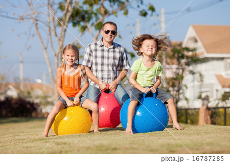 Dad and children playing on the lawn 16787285