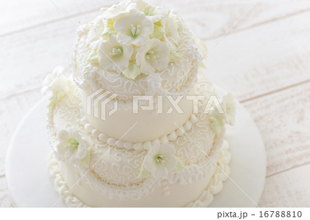 ウェディングケーキ ペチュニア 白の写真素材