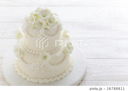 ウェディングケーキ ペチュニア 白の写真素材