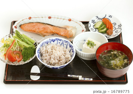 食事　日本の朝食　焼き魚と味噌汁膳 16789775