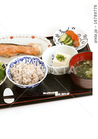 食事 日本の朝食 焼き魚と味噌汁膳 食事 日本の朝食 焼き魚と味噌汁膳 16789776