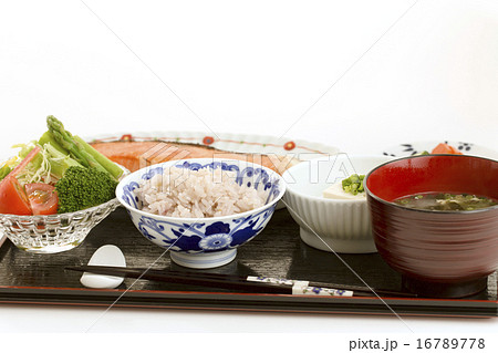 食事 日本の朝食 焼き魚と味噌汁膳 食事 日本の朝食 焼き魚と味噌汁膳 16789778