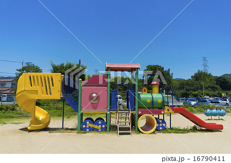 子供　公園の遊具 16790411