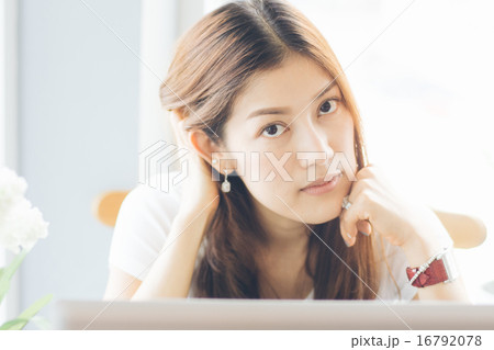 Asian woman in coffee shop vintage color filter to Asian woman in coffee shop vintage color filter to 16792078