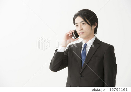 電話をするサラリーマン 16792161