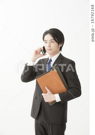 電話をするサラリーマン 16792168