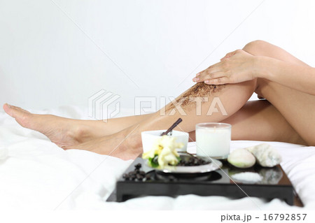 women cleaning skin with coffee grounds 16792857