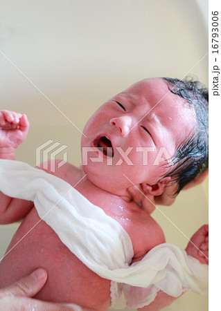 沐浴 お風呂 入浴 赤ちゃん 子供 娘 0歳 育児 子育て 新生児 乳児 ベビーバス の写真素材