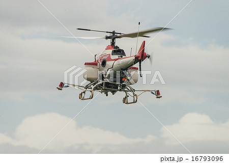 ラジコンへりによる稲穂の農薬散布  16793096