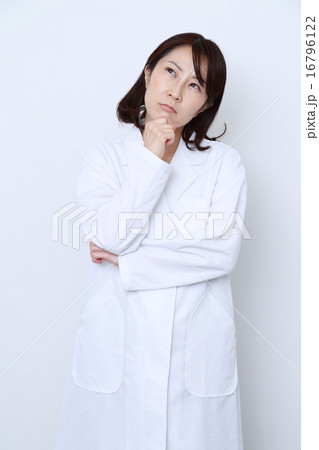 白衣を着た悩む女性 白衣を着た悩む女性 16796122