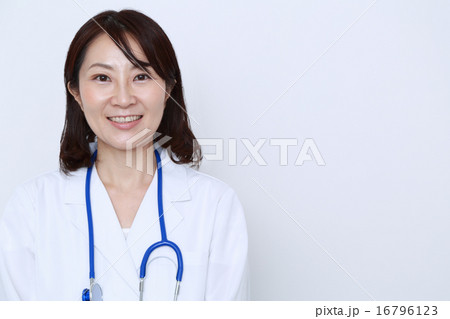 白衣を着た笑顔のミドル女性 白衣を着た笑顔のミドル女性 16796123